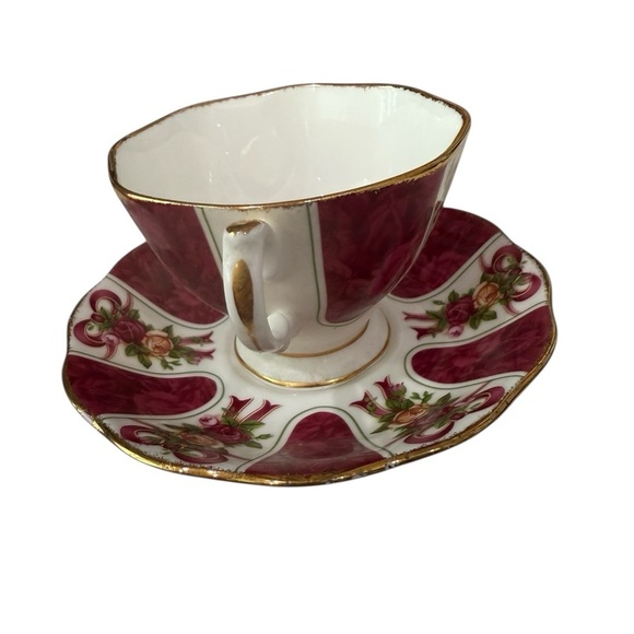 Royal Albert Old Country Roses Ruby Damask 2001 Bone China Teacup and Saucer - Picture 2 of 6